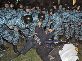 Милиция громит митинг. Фото с сайта "Коммерсант" (С)