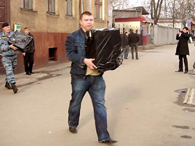 Изъятие компьютеров в редакции "Новых колес". Фото: novayagazeta.ru