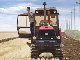 Трактор, АПК. Фото с сайта volganet.ru