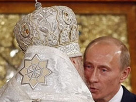 Владмиир Путин и человек, стоящий спиной. Фото с сайта kavkazcenter.com