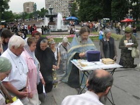 Молитвенное стояние в Новопушкинском сквере. Фото с сайта www.hrono.ru