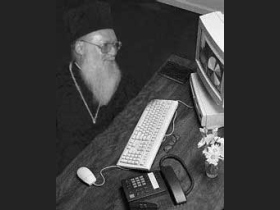 Священник за компьютером. Фото: old.russ.ru