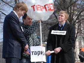 Театрализованная акция "Яблока" "Раздуваете тарифы, а лопнет терпение". Фото: Каспарова.Ru