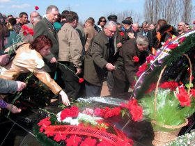 Возложение цветов к памятнику погибшим чернобыльцам" в Пензе. Фото В.Шамаева для kasparova.ru