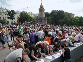 Безработные с Черкизовского рынка составляют письмо президенту. Фото: с сайта kommersant.ru
