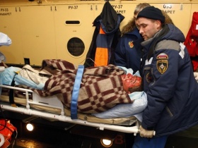 Пострадавшего в результате пожара в "Хромой лошади" перевозят в Москву. Фото: с сайта daylife.com