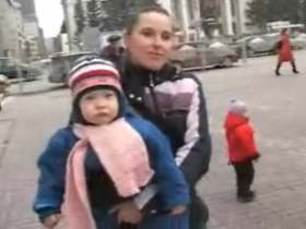 Участница акции за принятие Областным советом Новосибирска закона о компенсациях родителям, чьи дети не получили места в детских садах