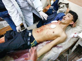 Госпитализация раненых во время беспорядков в Киргизии. Фото с сайта www.newtimes.ru
