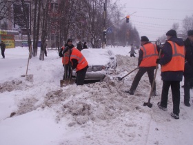 Уборка снега. Фото: 11.gibdd.ru