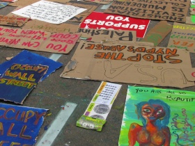 Плакаты акции "Захвати Уолл-стрит" в Зуккоти-парке. Фото Ильи Покровского