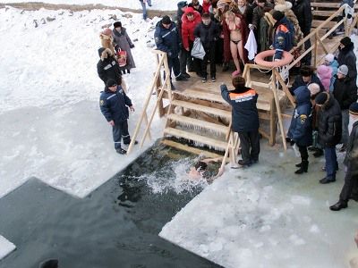 Купание в проруби на Крещение. Фото с сайта zelenograd.ru