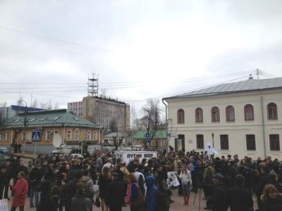 Митинг у здания суда в Кирове. Фото из "Твиттера" Владислава Наганова.