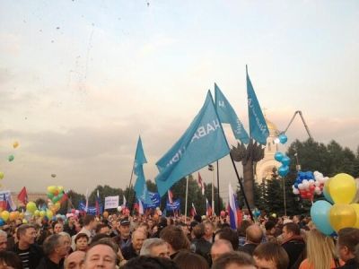 Флаги Навального. Фото Евгения Фельдмана.
