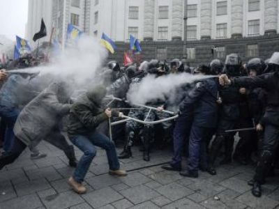 Столкновения сторонников евроинтеграции Украины и "Беркута". Фото: www.russian.rfi.fr