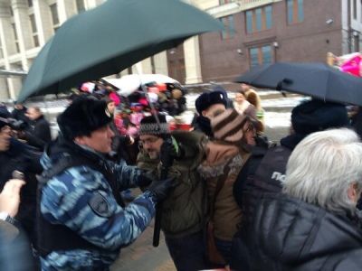 Задержание участников акции в поддержку "Дождя". Фоот из "Твиттера" Егора Максимова.