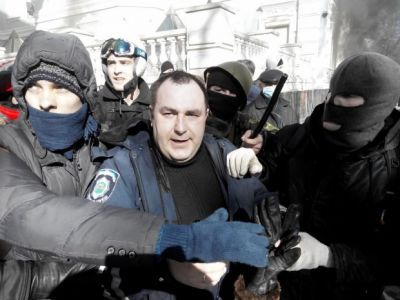 Задержанный активистами Евромайдана. Фото: Taras Shamayda