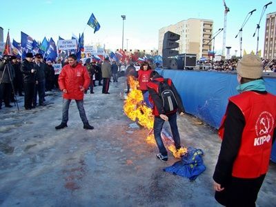Сожжение флагов. Фото: Виктор Шамаев, Каспаров.Ru