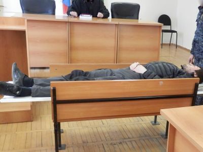 Голодающий Эдигов в суде. Фото: memo.ru