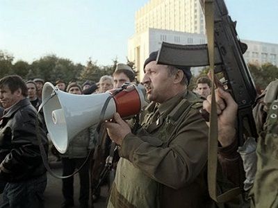 Противники Ельцина у "Белого дома". Источник - пост автора