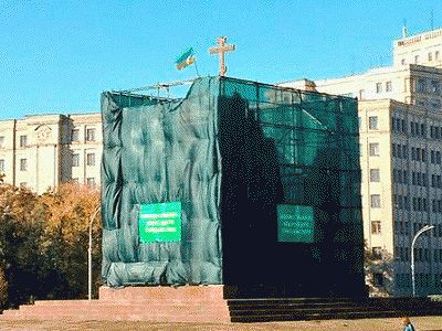 Крест на месте памятника Ленину http://atn.ua/obshchestvo/na-postamente-pamyatnika-leninu-poyavilsya-derevyannyy-krest