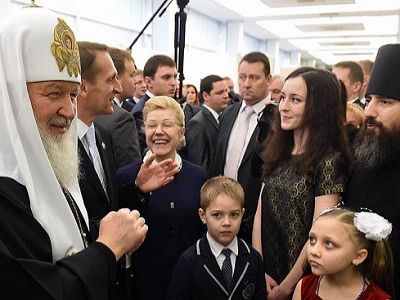 Гундяев, депутаты, дети. Фото: kommersant.ru