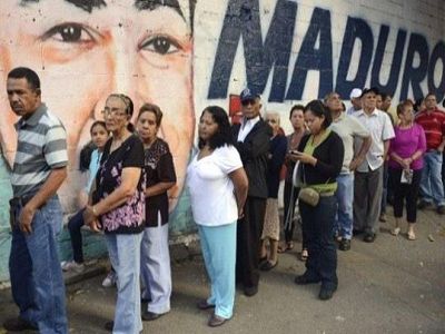 Венесуэла, очередь на фоне портрета "нацлидера". Источник - http://www.buskuz.com/