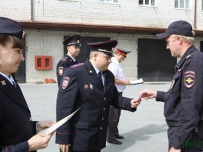 Замначальника полиции Гаспаров вручает благодарности. Фото: 72.ru