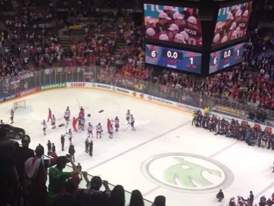 Хоккеисты сборной России покидают лед до исполнения гимна Канады. Скриншот видео youtube.com/watch?v=3E3QrcQQ7H0