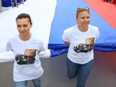 С Путиным на груди. Волгоград, 12.6.15, празднование. Источник - http://krivoe-zerkalo.ru/