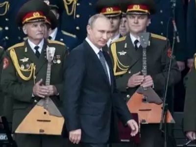 Путин и военный оркестр балалаечников. Фото: bbc.com