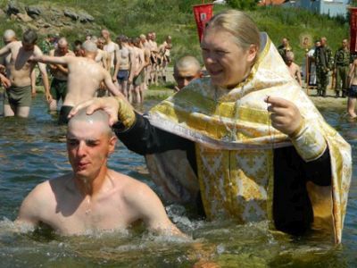Массовое крещение солдат. Фото: Znak.com