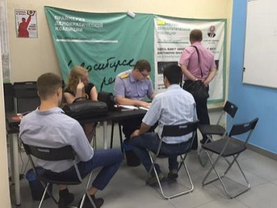 Следственная группа в штабе ПАРНАС в Новосибирске по ситуации со сбором подписей, 28.7.15. Фото: twitter.com/leonidvolkov
