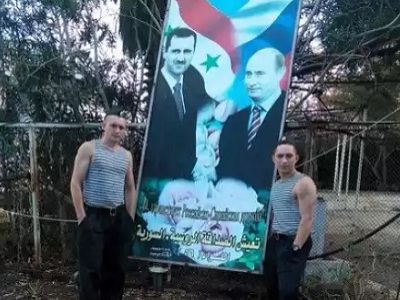 Российские военнослужащие (предположительно) в Сирии, плакат "Асад - Путин". Источник - http://ru.tsn.ua/svit/rossiyskie-soldaty-kotoryh-net-v-sirii-massovo-postyat-fotografii-ottuda-482031.html