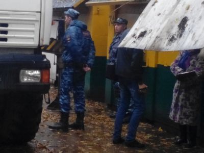 Полиция против предпринимателей. Фото: Лиза Охайзина, Каспаров.Ru