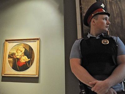 Охрана в музеях: полицейский на фоне картины Фото: kommersant.ru
