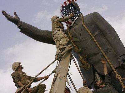 "Казнь" памятника Саддаму, Ирак, 2003 г. Публикуется в e-v-ikhlov.livejournal.com