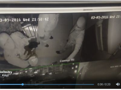 Кадр нападения с записи камер наблюдения в офисе "Комитета по предотвращению пыток"