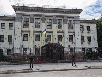 Посольство России в Киеве после разгрома. Фото: ostannipodii.com