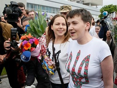 Вера и Надежда Савченко в аэропорту Борисполь, 25.5.16. Фото: gazeta.ru
