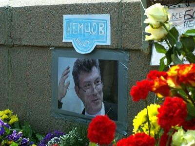 Гвоздики на месте гибели Бориса Немцова. Фото: obozrevatel.ua