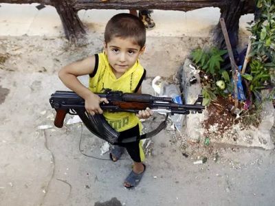 Ребенок с оружием. Фото: irdiplomacy.ir