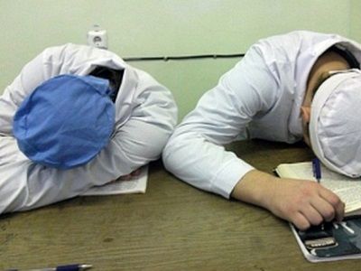 Спящий персонал больницы. Фото: sanvuz.ru