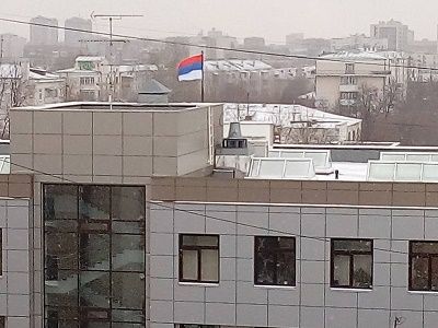 Перевернутый флаг на суде в Екатеринбурге. Фото: facebook.com/e.malenkin