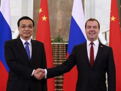 Премьер-министры России и Китая Дмитрий Медведев и Ли Кэцян. Фото: cdn.tvc.ru.