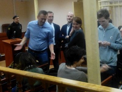 Навальный и Офицеров на суде. Фото: Лиза Охайзина, Каспаров.Ru