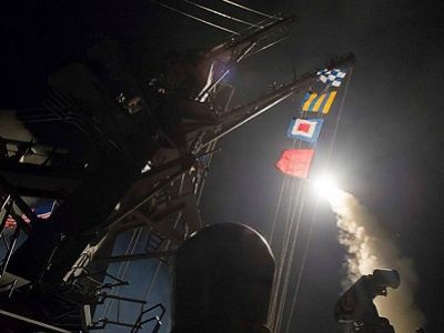 Старт ракеты "Томагавк" с борта эсминца США, ночь с 6 на 7.4.17. Фото - Reuters, источник - kommersant.ru