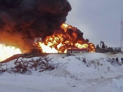 Пожар на нефтяной скважине в Коми. Фото: rg.ru.