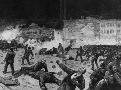 Расстрел полицией рабочей демонстрации в Чикаго (бунт на Хеймаркет-сквер), 1886 г. Источник - ru.euronews.com