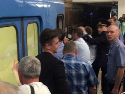 Пассажиры толкают поезд в метро. Фото: Новосибирская служба эвакуации "АСТ-54"