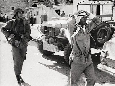 Израильтянин конвоирует пленного солдата агрессора, 1967 г. Источник - shaon.livejournal.com